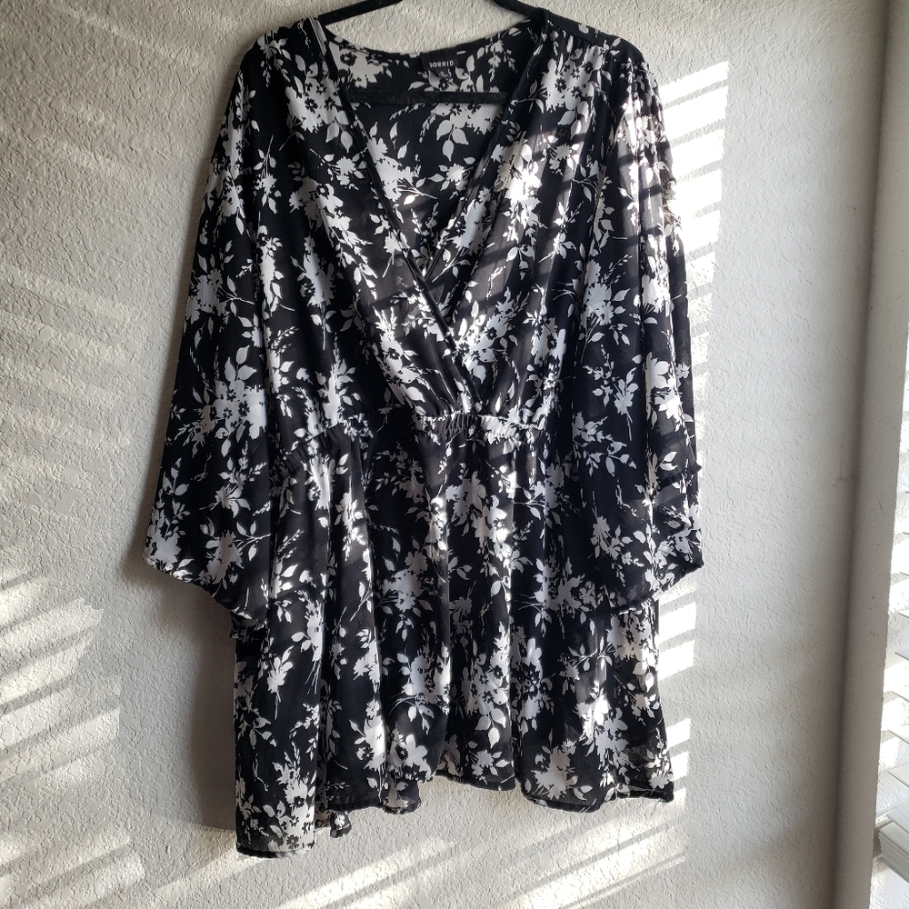 Black and white floral Torrid top